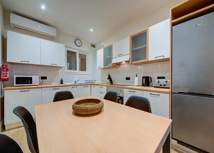 New 3bdr Luxury Seaside With Heated Jacuzzi - Location In * Sliema