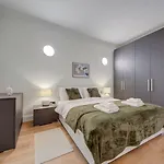 New 3bdr Luxury Seaside With Heated Jacuzzi - Location In 슬리에마